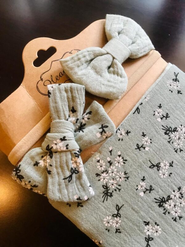 Green Muslin Cotton Baby Bibs and Bow Headbands 3pcs Set - Image 2